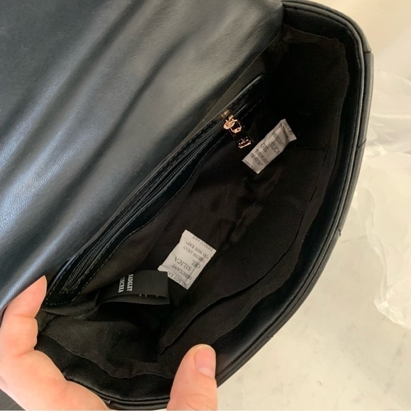 Badgley Mischka Black Small Chain
Crossbody Bag with Big Diamond
Quilting NWT - Picture 13 of 16